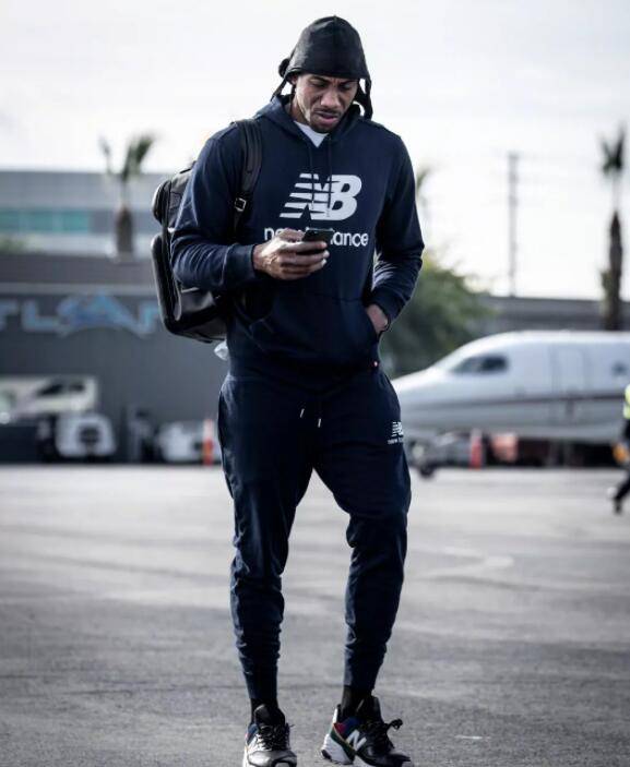 莱昂纳德手有多大?拿手机像玩具,快船6连客5恶战或跌落第三