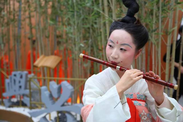 福到万家 唐装仕女们将寓意吉祥的福字 送到每一位旅客手中 福至心灵