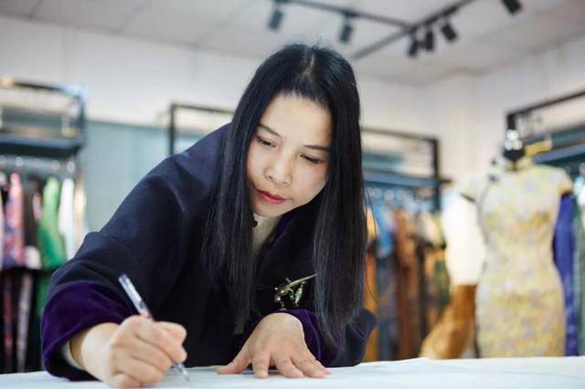 【旗容访谈】百年"瑞蚨祥"首席旗袍设计师 张瑛_手机搜狐网