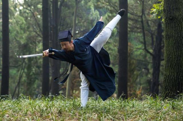 武当派十五代传人,轻松跨越5米高墙,被称为"当代轻功第一人"