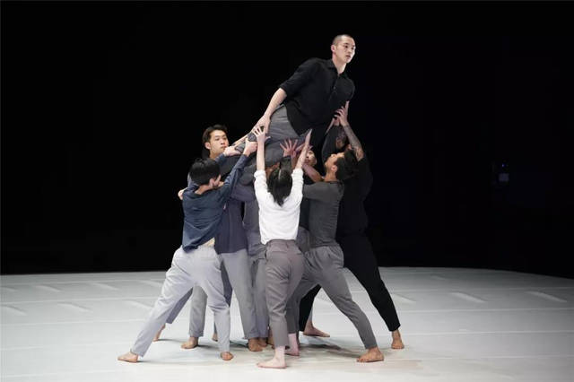 依偎,缠绕,搂抱,拖拽,托举,抛接……身体与身体之间能"碰撞"出多少种