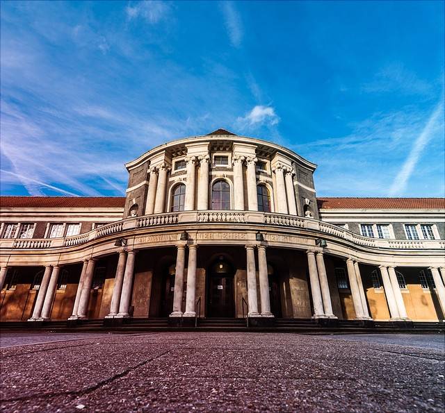 建筑,浮雕圆顶,新巴洛克式的立面,完全符合我们对美丽德国大学的想象
