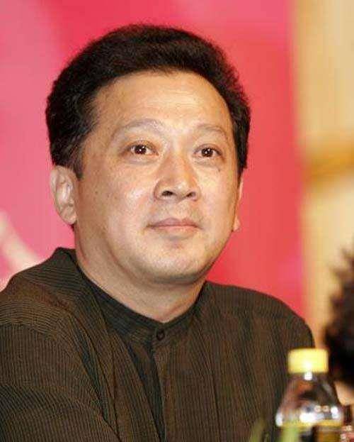 歌唱家郁钧剑近照,女儿非常可爱,与老婆是一见钟情