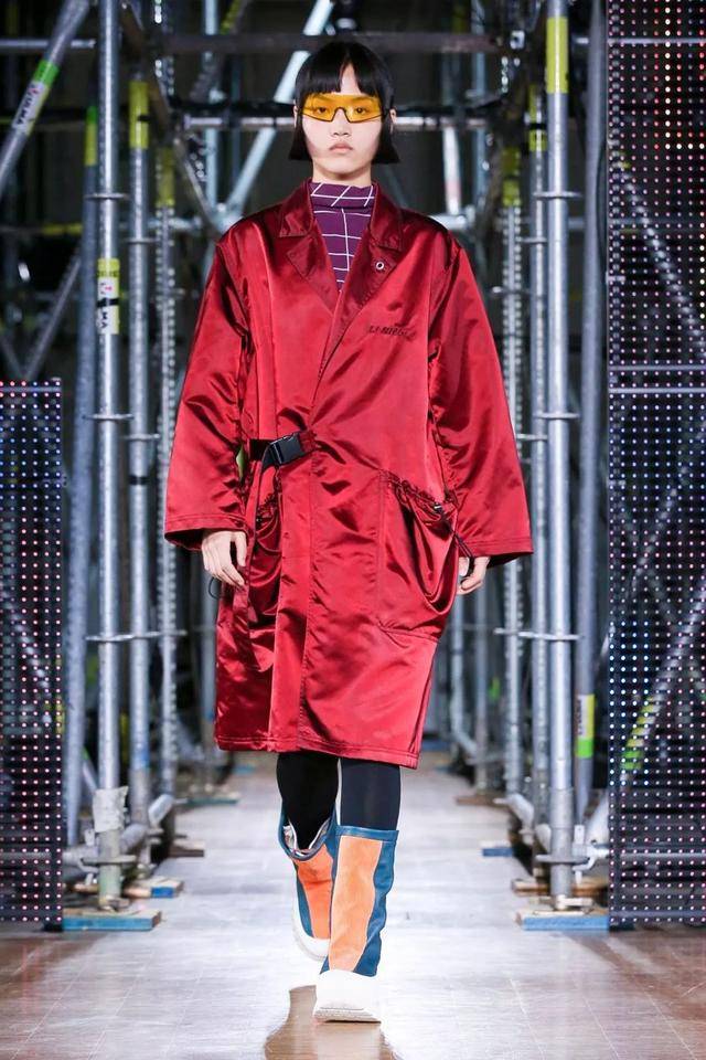 中国李宁新一季巴黎男装秀请来成龙穿潮服t台走秀?