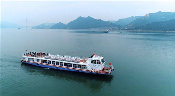 长江干线第三代标准化客渡船今日在丰都首航_手机搜狐网