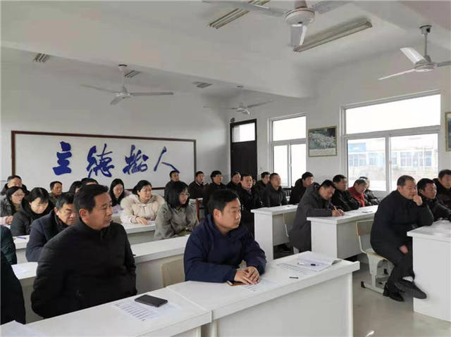 凝心聚力展望未来盱眙县仇集中学召开期末教师总结大会