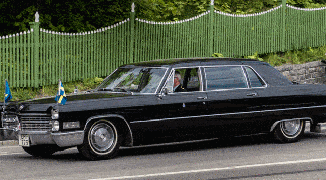 93岁英国女王开捷豹路虎,文莱苏丹7000辆豪车,王室爱开啥车?