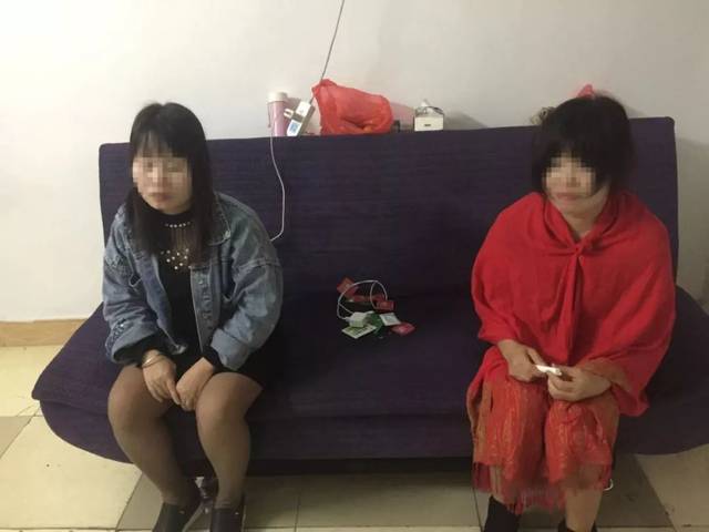 的招牌,而且这个中年女子还假装在这个窝点的一楼在这里帮别人理发