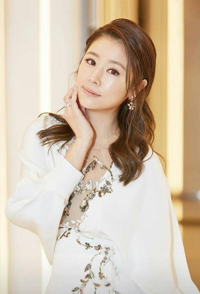林心如短发后嫩成少女,配发带清新迷人,普通私服更能突显她的美_手机