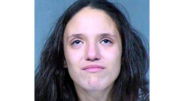 美国母亲边唱歌边捂死三个孩子后把他们尸体支在沙发上