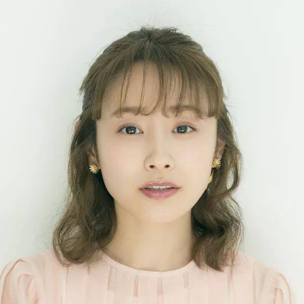 田村淳,是日本的男性谐星,目前为搞笑团体伦敦靴子的成员,负责装傻