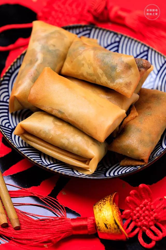 炸春卷啦一口吃出中国年味儿
