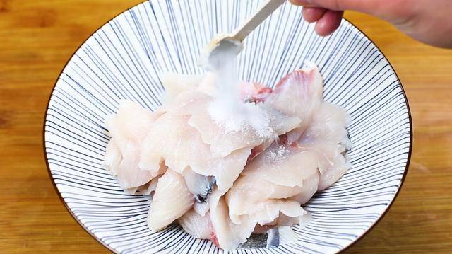 鱼片怎么腌才嫩滑爽口?饭店大厨教你一个小秘诀,顺序一定不能错