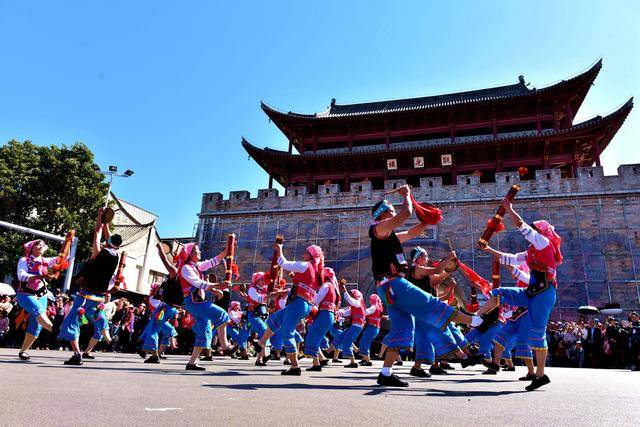 云南建水古城春节祭孔,投壶,跳烟盒舞,堪称最温暖古老的新年_手机搜狐