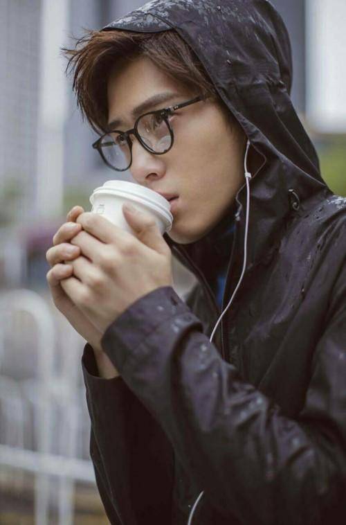 男星眼镜照大合集!大家看看是变丑了还是变帅了?