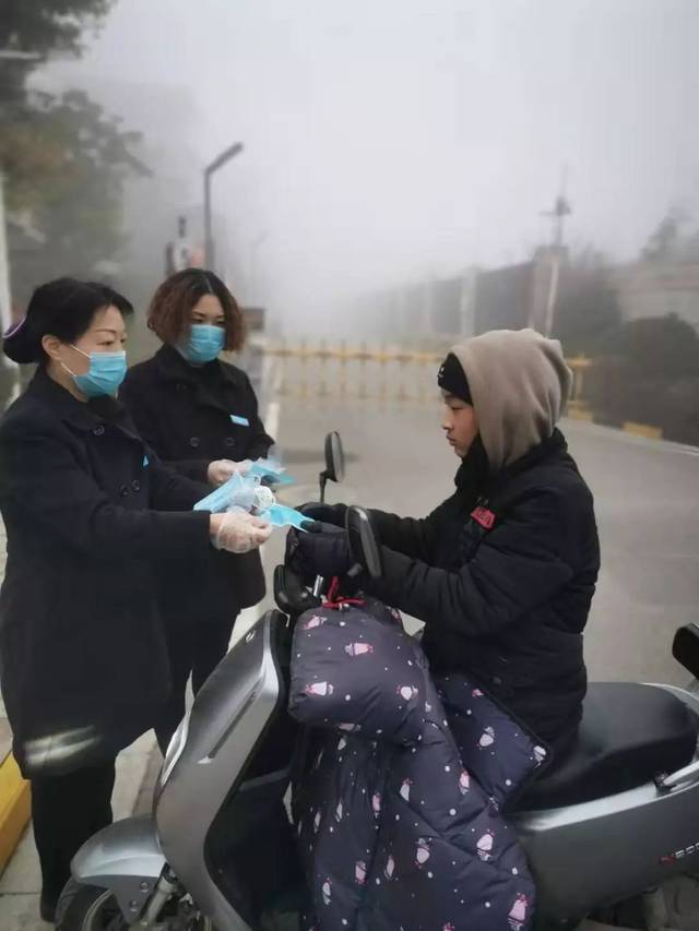 为业主免费发放口罩