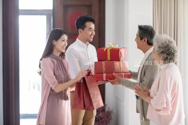 凡是逢年过节,生日寿辰,婚丧嫁娶,都必须送礼,空手都不好意思去蹭饭