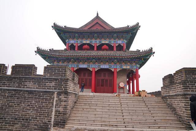 开封古城墙,全长14.4公里,是我国现存的第二大古城垣建筑