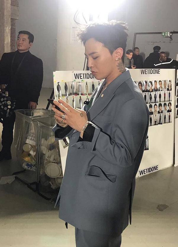 权志龙雾霾蓝西装现身看秀,还以为矮是硬伤,却被hold住了_手机搜狐网