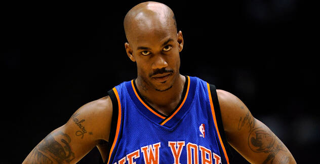 因为拉里·伯德的名字是larry bird,而bird在英文里就是鸟的意思.