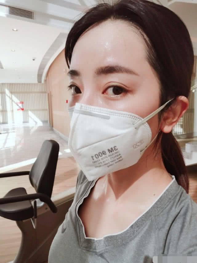 李思思戴口罩健身大汗淋漓,素颜出镜皮肤白皙,纤美身材很少女!