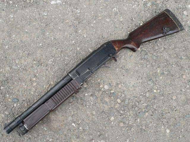 世界上威力最大的霰弹枪用机炮管做枪管防暴警察的主要武器