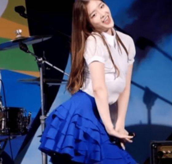 韩国女团在跳舞时发生舞台意外, "胸部"突然掉到肚子, 真敬业!