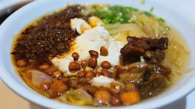 酸菜豆花面 经典的酸菜豆花面是广元的必打卡小吃!