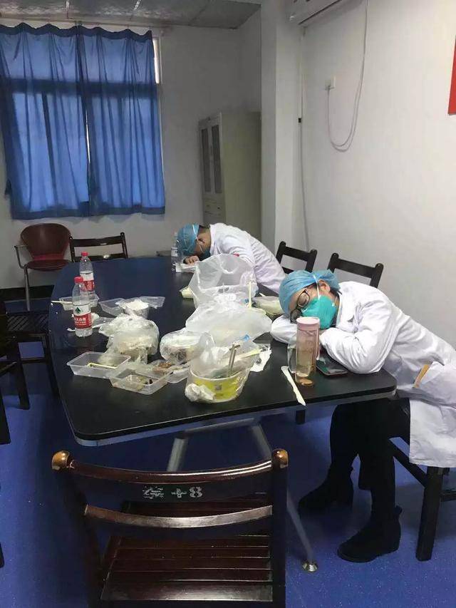 直击武汉一线医生,看他们身上的字哭了又笑了