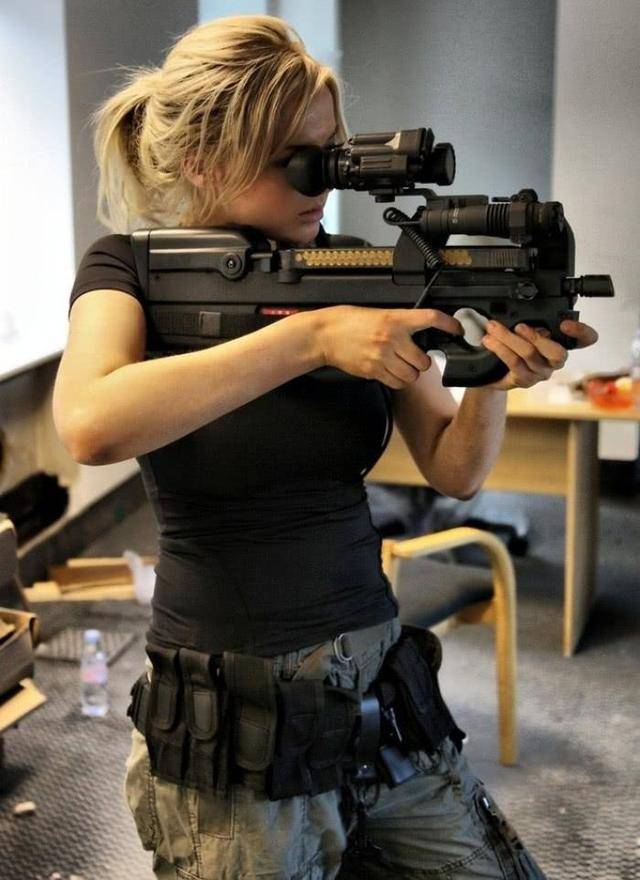 女人也能轻松突突突50发弹匣外形奇怪但好用的p90冲锋枪