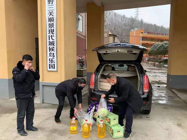 他会及时采购送到入驻户家里,让武汉来野三关的客人感动的热泪盈眶!