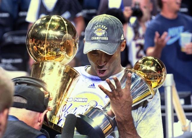 西部明星队球员,来自洛杉矶湖人队的科比手捧"最有价值球员(mvp)"奖杯