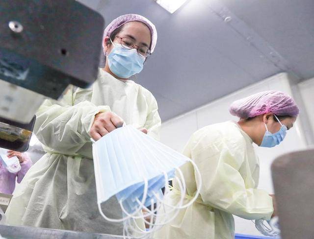 松江车墩镇政府组织志愿者上门帮忙,日产口罩50万只_手机搜狐网