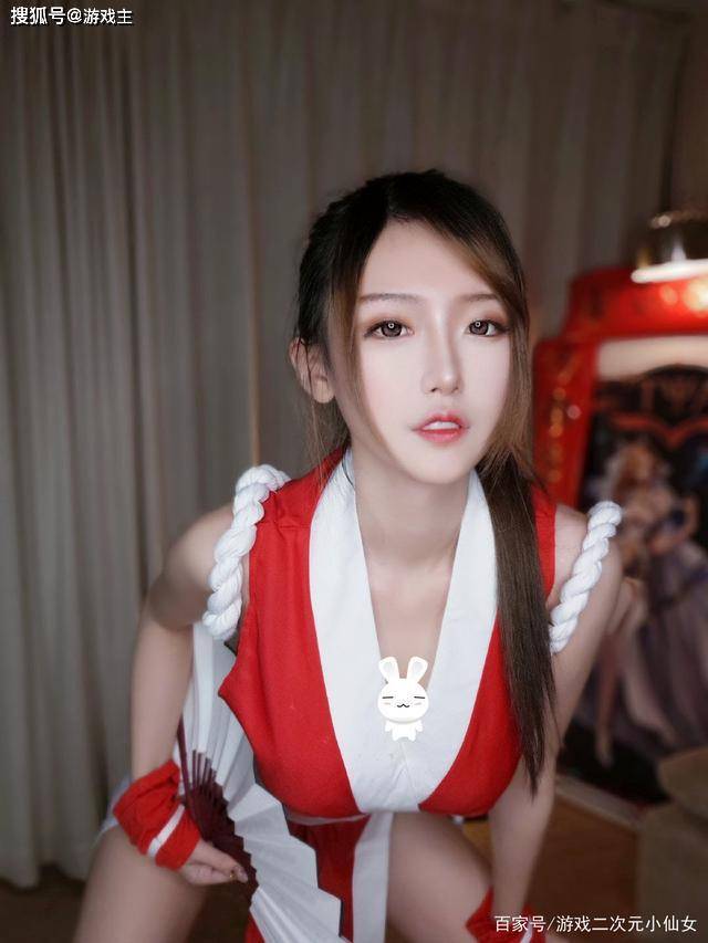 解说腐团儿cos不知火舞明艳动人,纷纷被她傲人的姿态所吸引