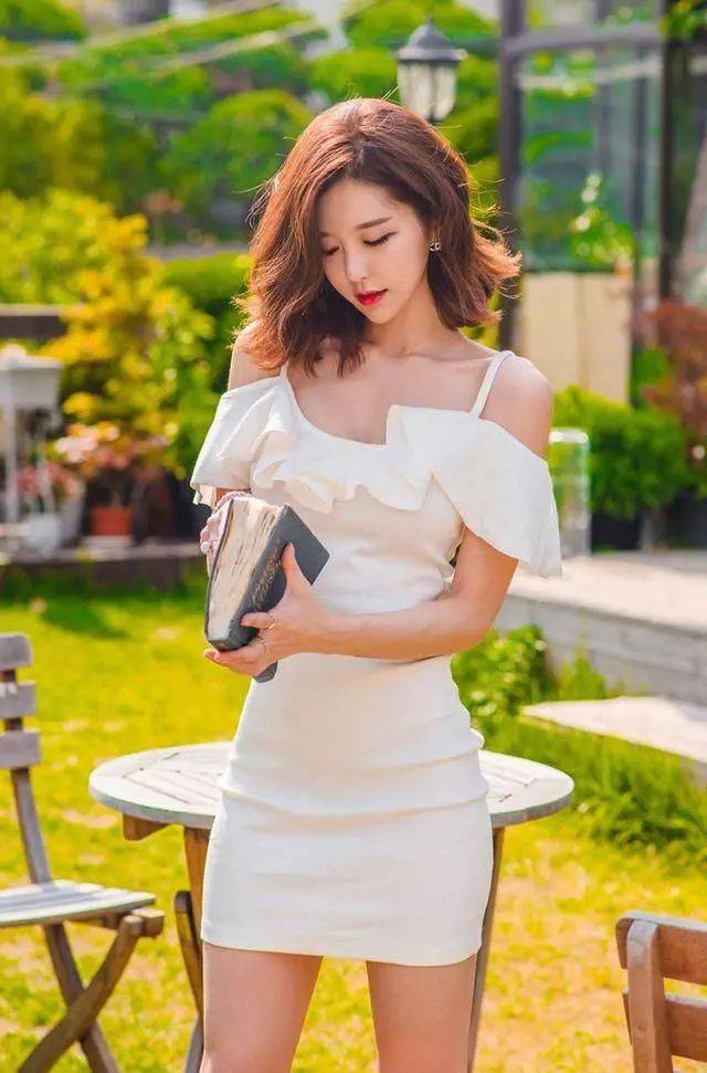 新恬淡的小碎花一定能烘托出俏美又可人的气质,非常符合外表甜美内心