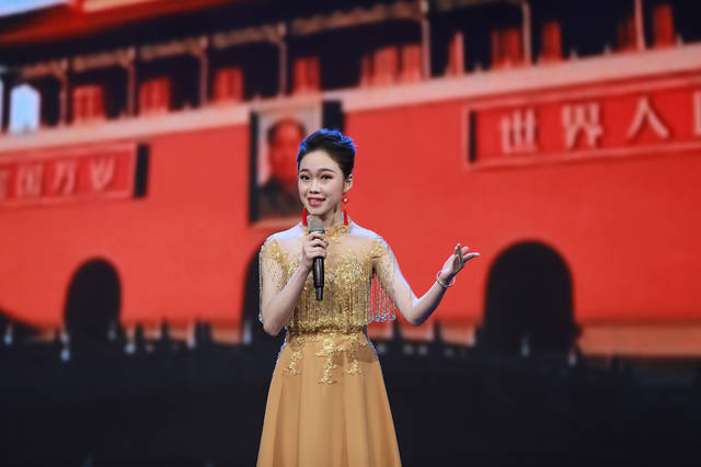 湖南妹子张嘉玲是一名在校大学生,也是本届春晚年纪最小的青年女歌手
