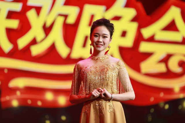 湖南妹子张嘉玲是一名在校大学生,也是本届春晚年纪最小的青年女歌手