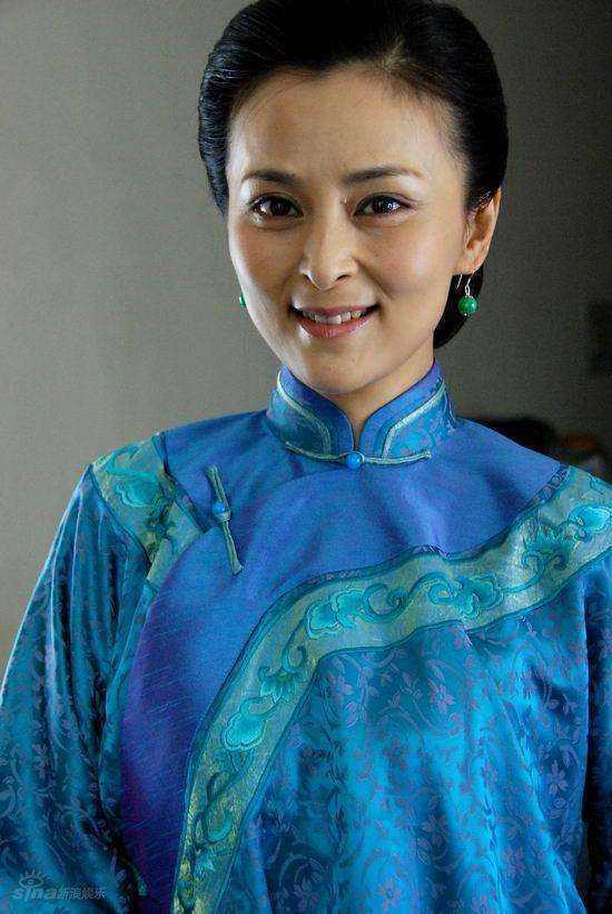 《青青河边草》中的"石榴"一角,之后的一部《梅花三弄-鬼丈夫》让何音