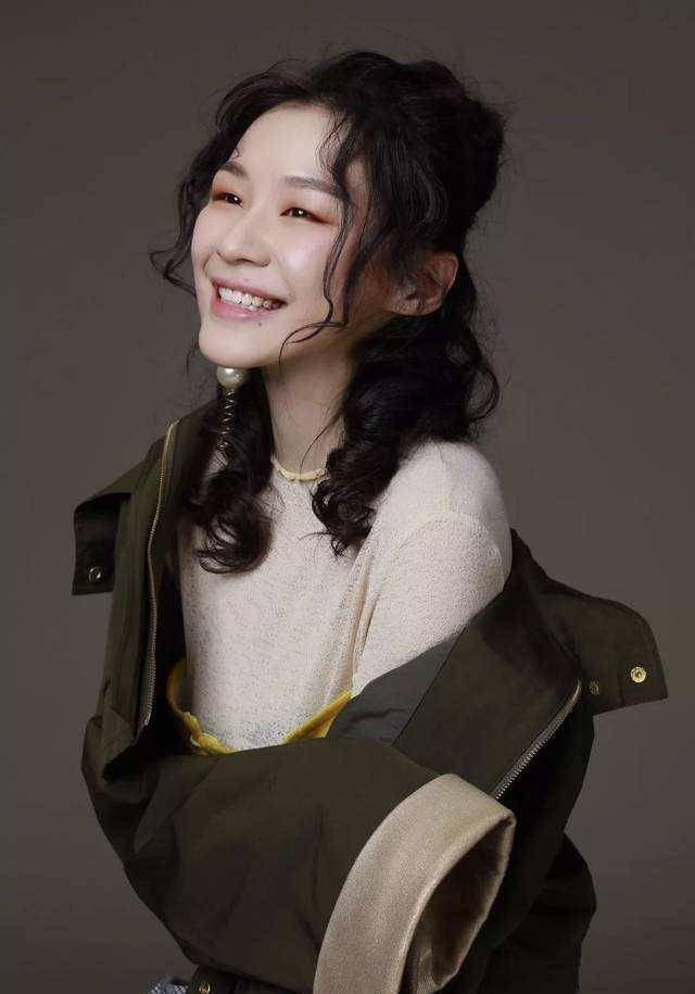 春晚黑马金靖:又丑又漂亮,原来她是政法大学高材生!