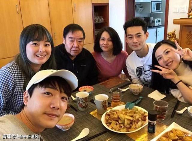 68岁郑则仕与友人聚会,暴瘦27斤后恢复好,小14岁妻子罕见露面_手机