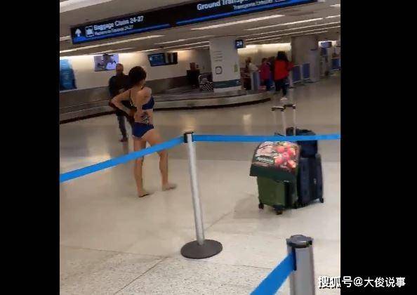 女子在机场边走边脱衣, 男旅客看呆: 她从完装变裸奔毫无顾虑