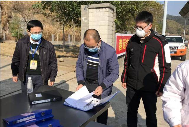 七拱镇镇长肖剑平到许广高速焦冲出入口联合检疫站督查新型冠状病毒