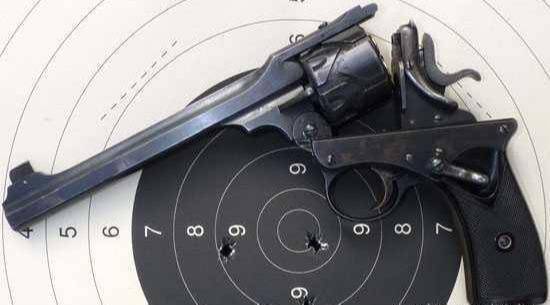 曾经绝无仅有的奇异设计 韦伯利-福斯伯里自动转轮手枪