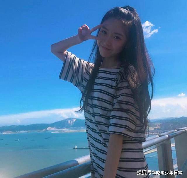 因剪刀手照片走红的黄婷,曾被富豪许诺娶她为妻,如今长成网红脸