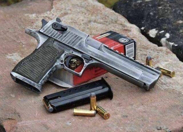 其中巴雷特m82a1狙击步枪深受狙击手的青睐,而沙漠之鹰手枪却很少在