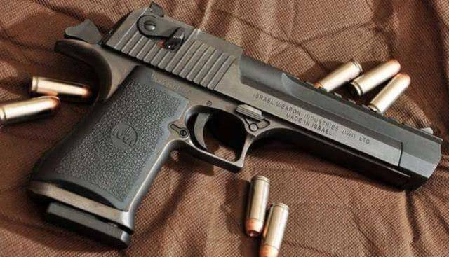 为何士兵宁愿用普通手枪,也不选沙漠之鹰?答案其实很无奈