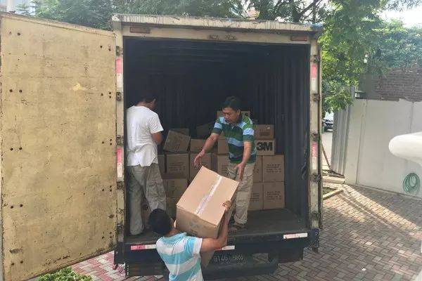 准备发往南航雅加达货运仓库的186箱防疫口罩装车