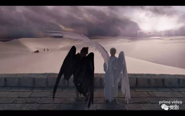 地球上的第一场雨,亚茨拉斐尔默默的展开自己的翅膀,帮克劳利挡雨.