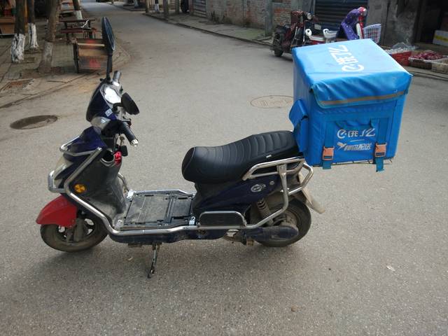 老计的电动车,用的"饿了么"餐箱.