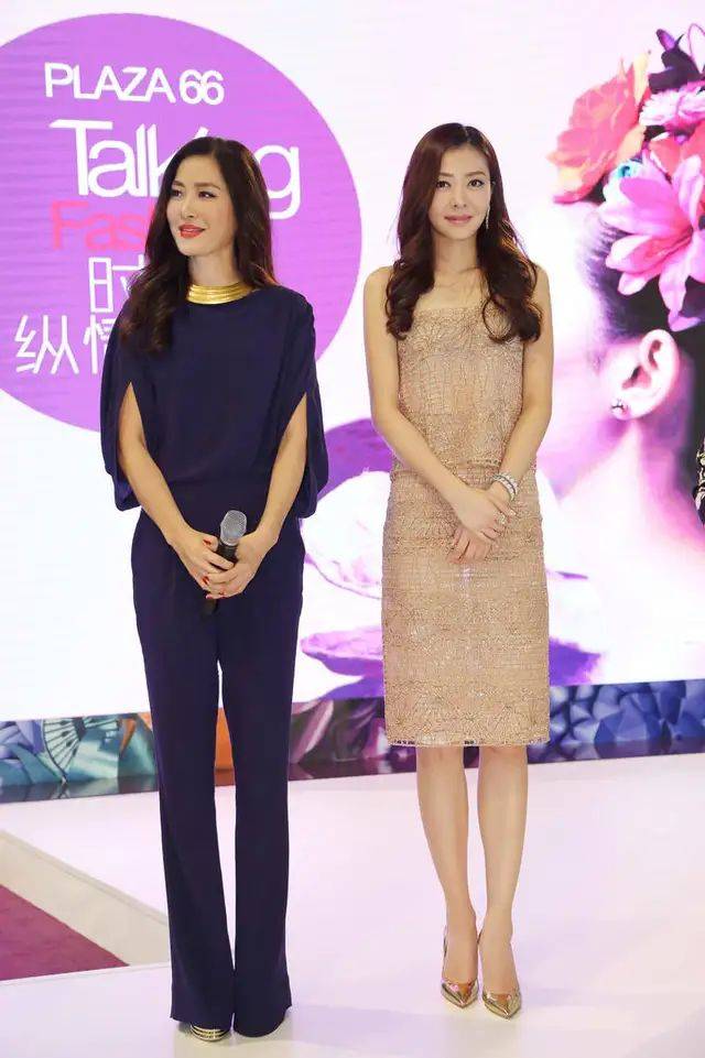 原创熊黛林合影家人,39岁脸浮肿却紧致水嫩,双胞胎女儿颜值差太多!